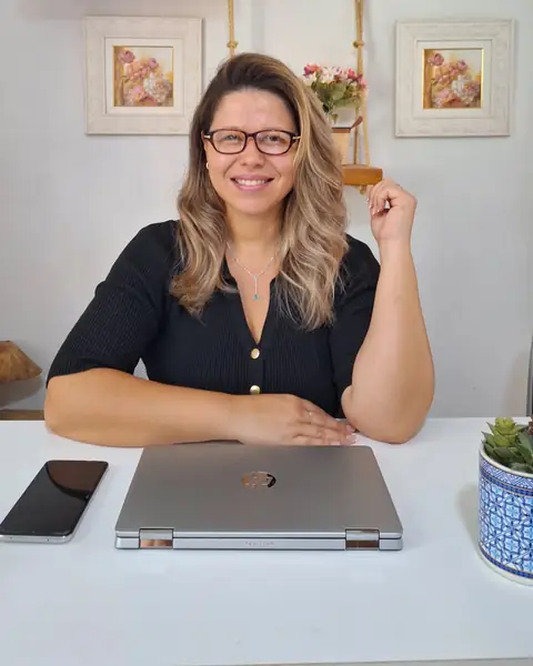 Psicóloga Aline Rosa em seu consultório